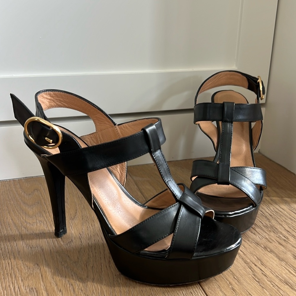 Beautiful black sandals - good condition , nice hardware